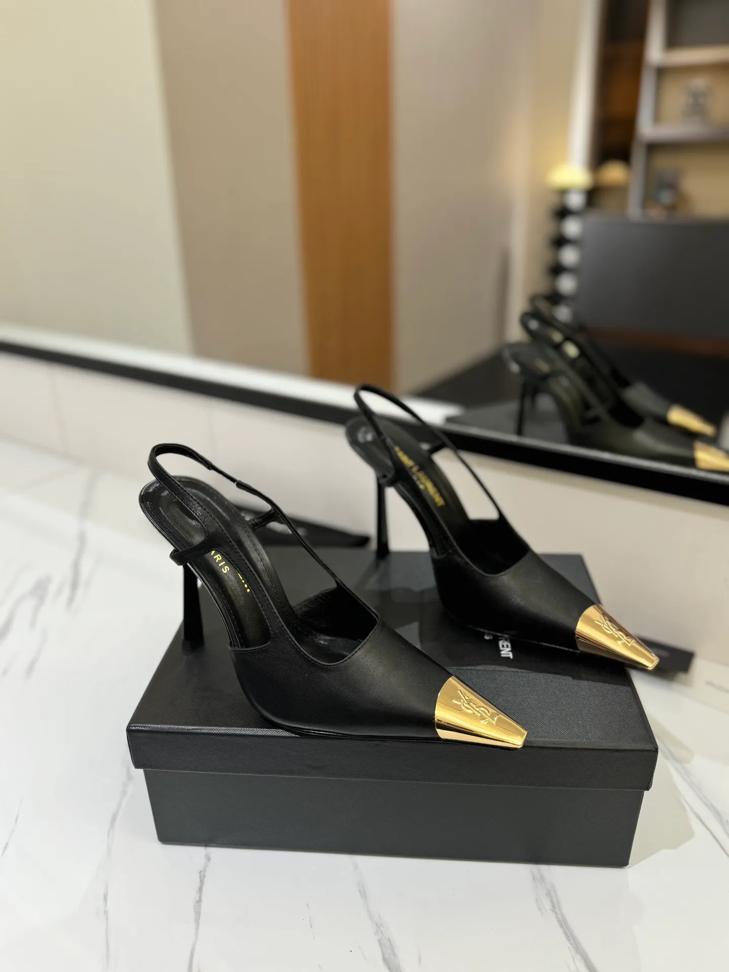 👟👟Ex-factory price 600👟👟 saint laurent ss24 new arrival～ Saint Laurent ysl 2024 spring and summer｜New high-heeled shoes🆕 Beautiful, refined and elegant! The 10cm foot is very stable, so feel free to put it in! The heel is custom-made from a new mold, and the height is the same as the original one. Various incorrect versions are % high-end and sexy, YSL still understands women best❤️ ⚠️The entire upper and lining are made of one piece without joints, which consumes more materials and costs more! Moreover, the material, fabric and lining are all made from more than 20 pieces of genuine custom-made calfskin. The upper is made of custom-made calfskin, the lining is made of calfskin, and the genuine leather outsole imported from Italy. Heel height: 10cm. Size: 35-39 (40 and 41 are custom-made and cannot be returned or exchanged)
